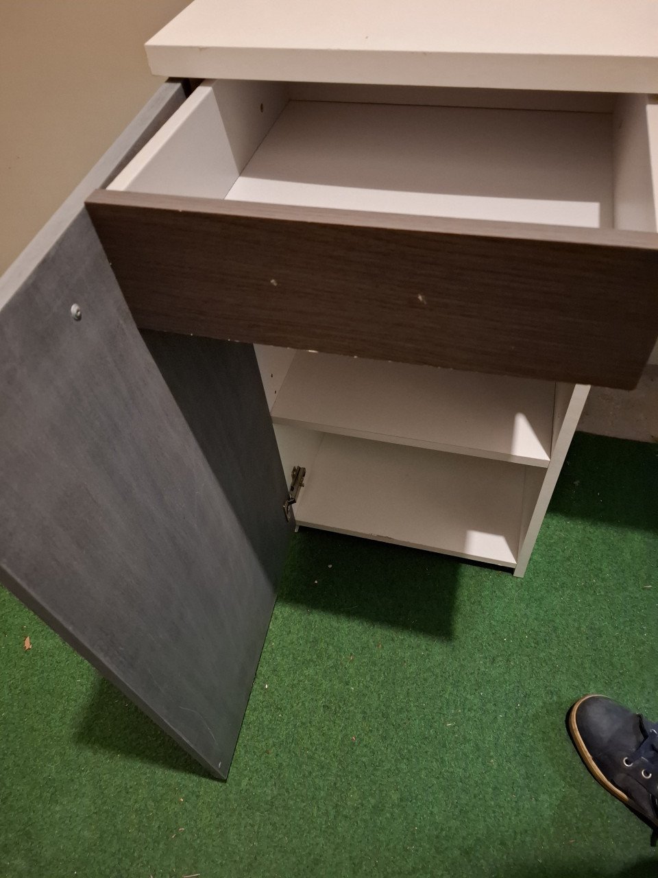 Kinder bureau met opbergruimte