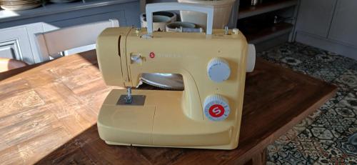 Singer Simple 3223 naaimachine – pastel geel – € 80,- 🧵💛