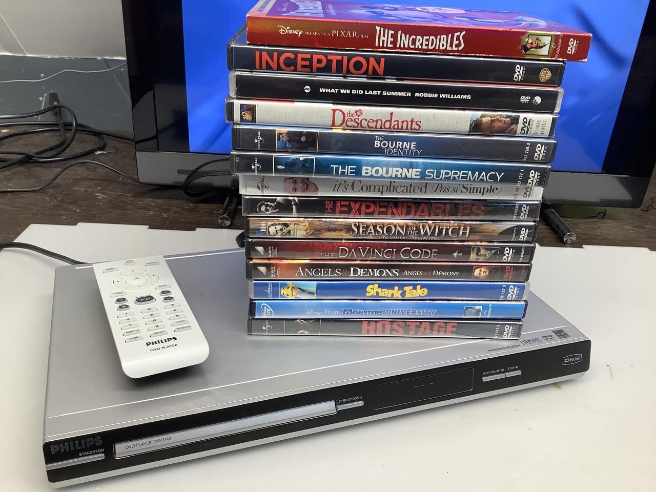 DVD speler van Philips type DVP3142 met afstandsbediening. Met stapel dvd’s