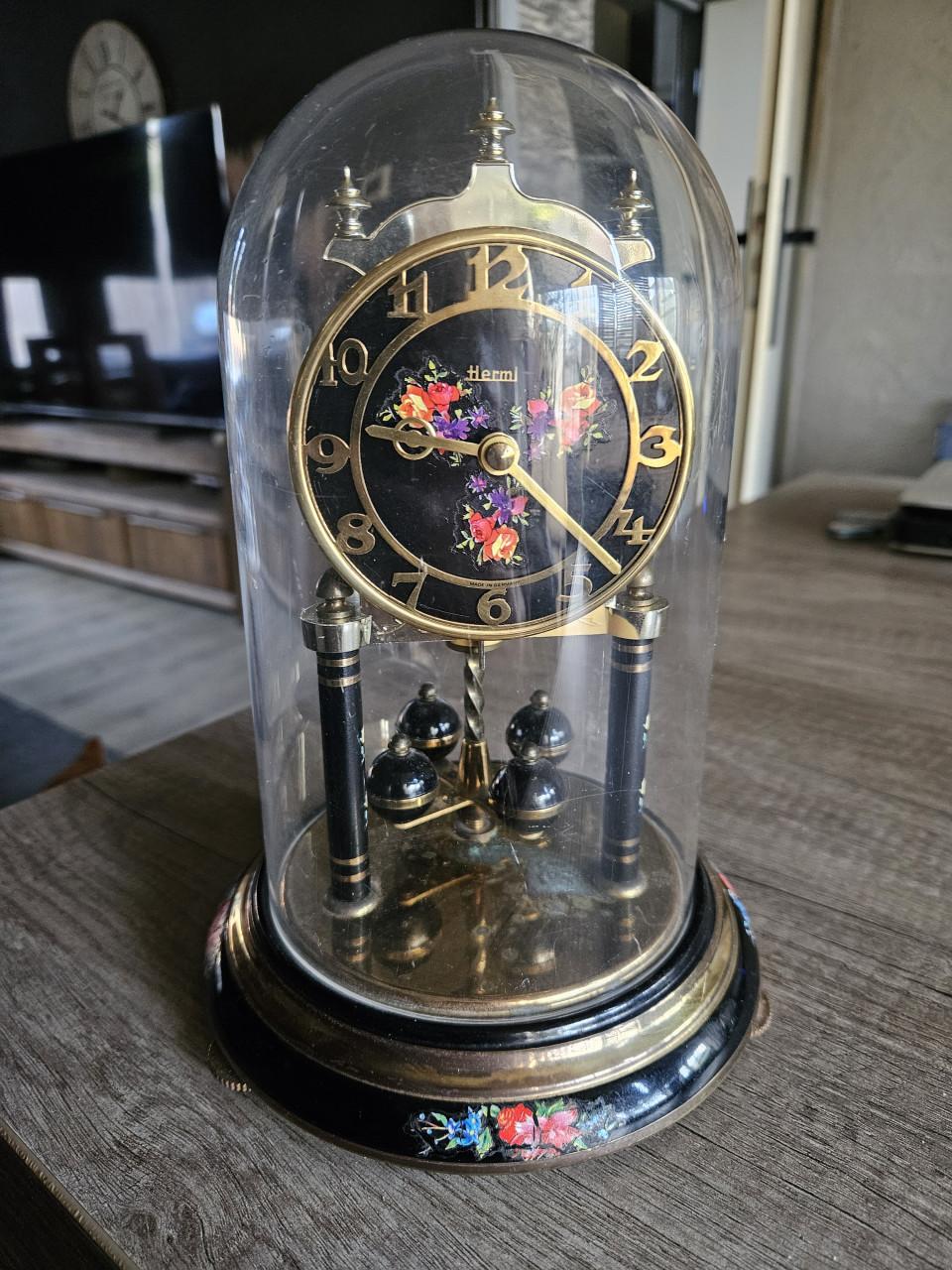 Mooie duitse Hermle torsie/stolpklok met kleurrijke bloemen