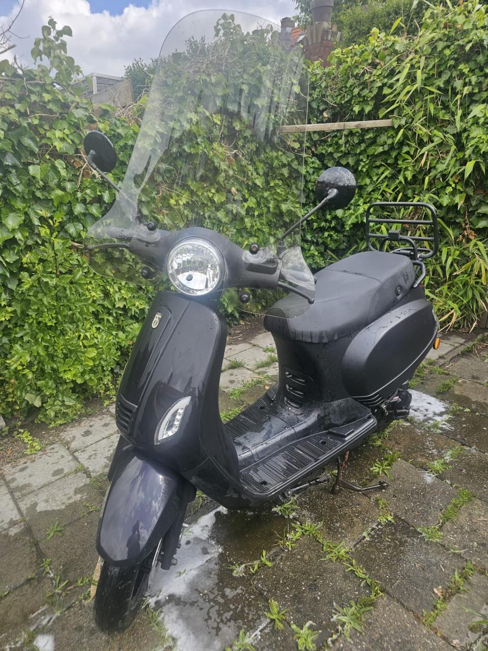 Riva scooter (donkergrijs/zwart)