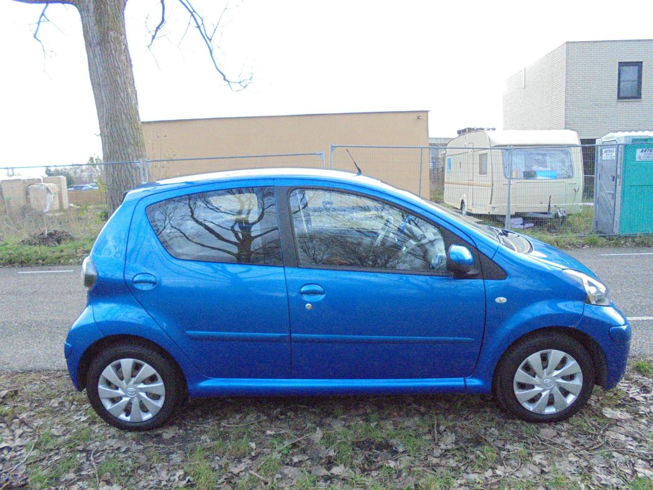 Aygo 1.0-12V Dynamic blue met slechts 125.098 Kilometer met N.A.P