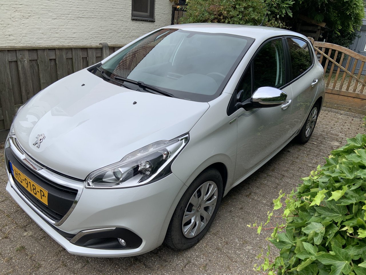Peugeot 208  GERESERVEERD!!