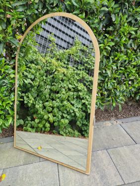 Spiegel op hout