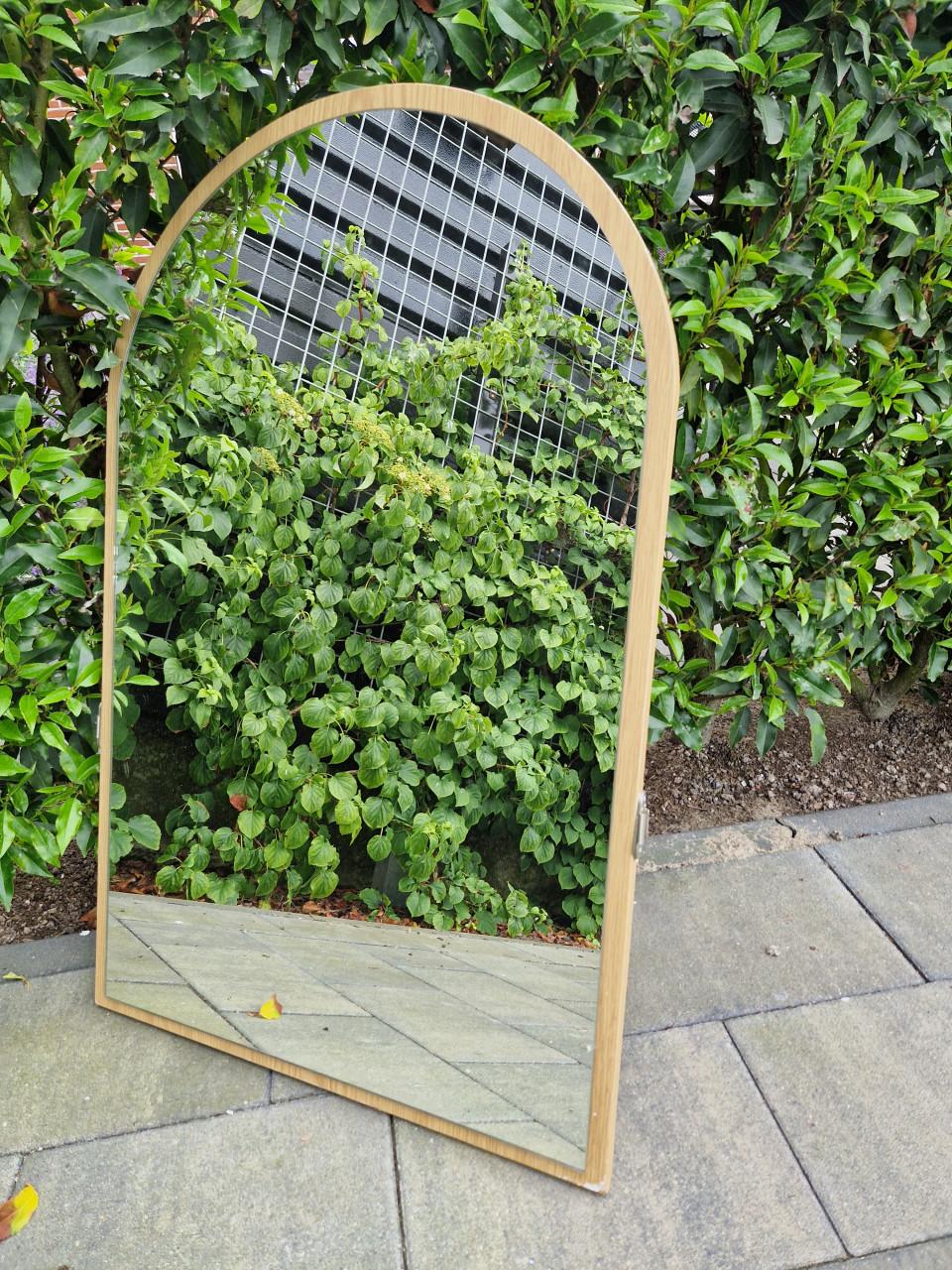 Spiegel op hout
