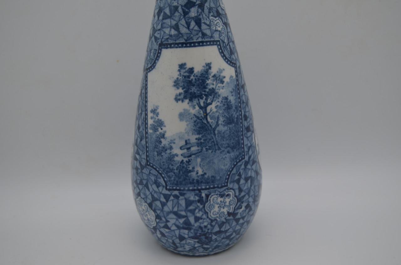 Leuk Delftsblauw vaasje in prima staat, gemerkt op de bodem.