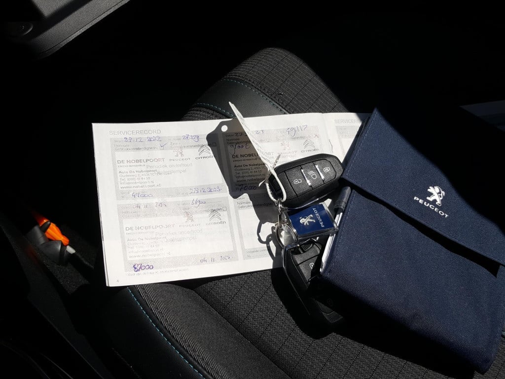 Peugeot 208 1.2 puretech 100pk allure navigatie | 3d-cockpit | afneembare t
