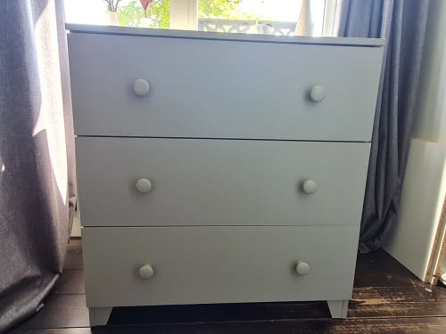 Grijze commode met 3 laden