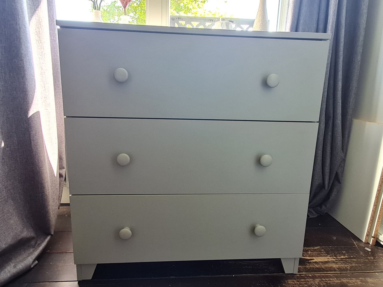 Grijze commode met 3 laden