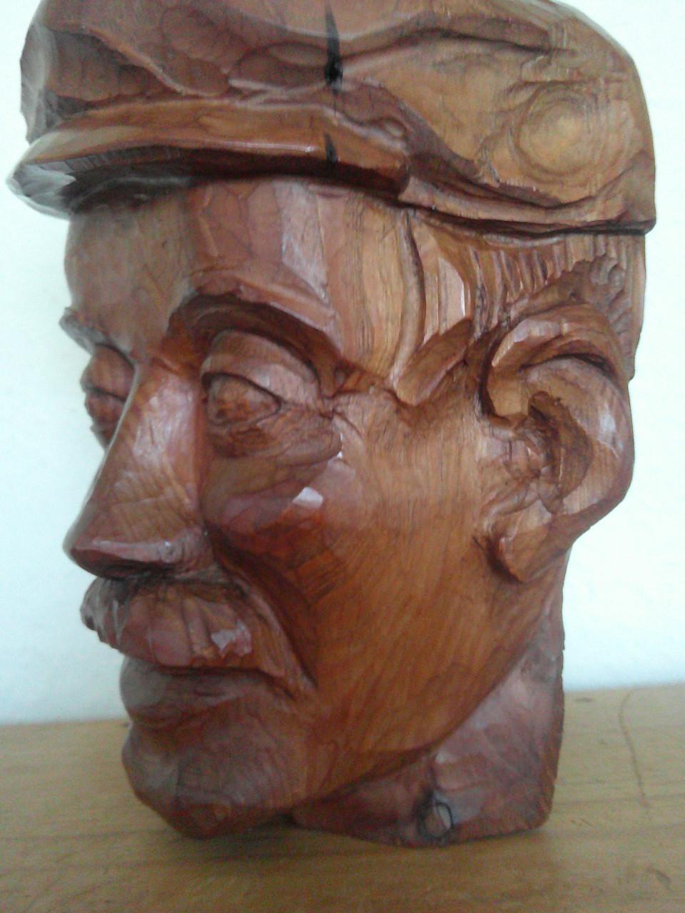 HOUTSNIJWERK ,BOERENMAN MET PET,1962 MET MONOGRAM