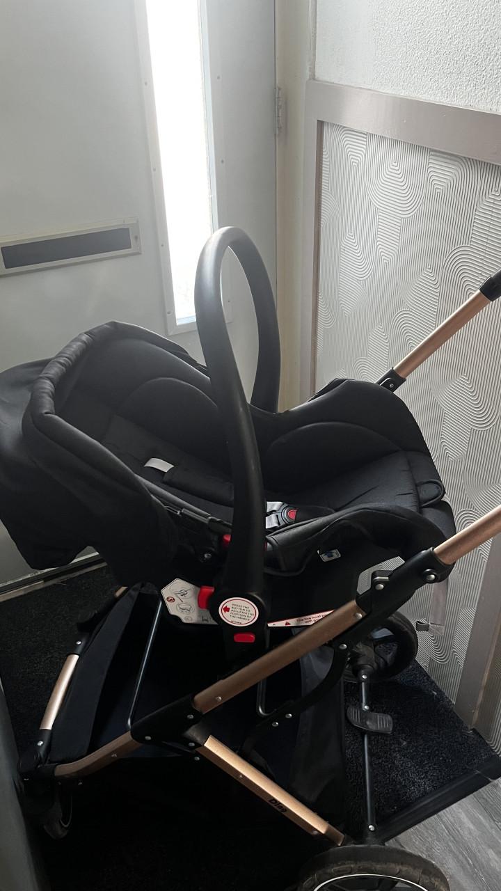 Mooie rosegoude kinderwagen