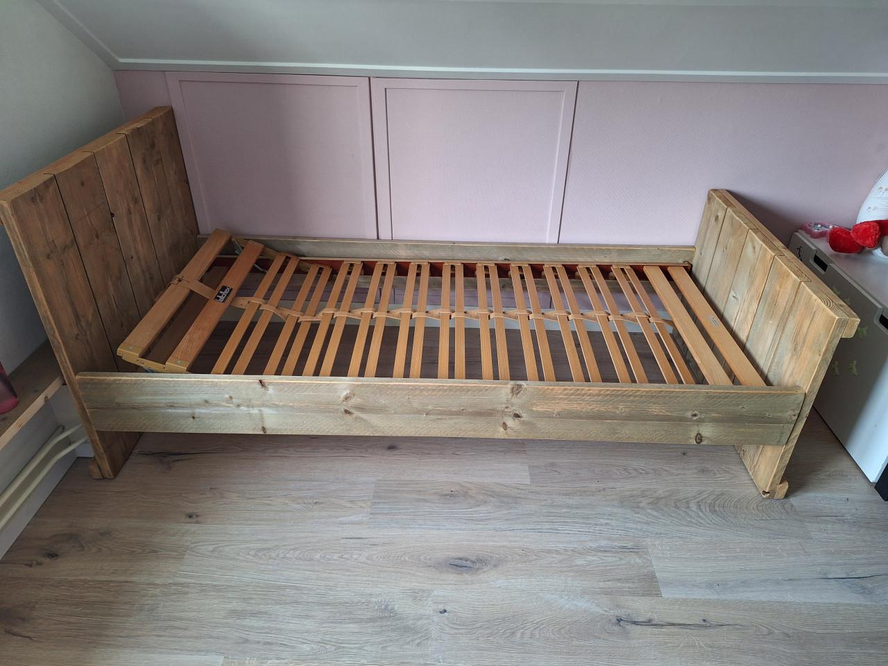 Stoer steigerhouten eenpersoonsbed met een afmeting van 90x200 cm.