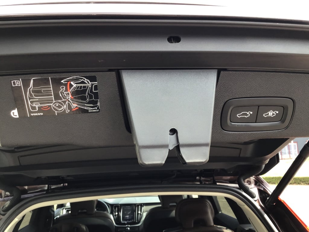 Volvo XC60 t8 390pk recharge mo.pro leder/luchtvering/h.k. audio/360 camera