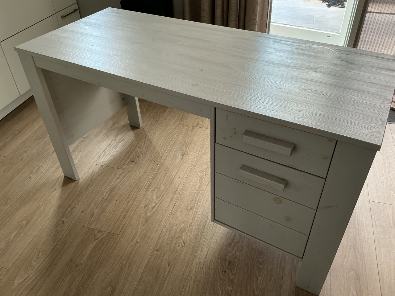 Mooi stevig lichtgrijs bureau Wood