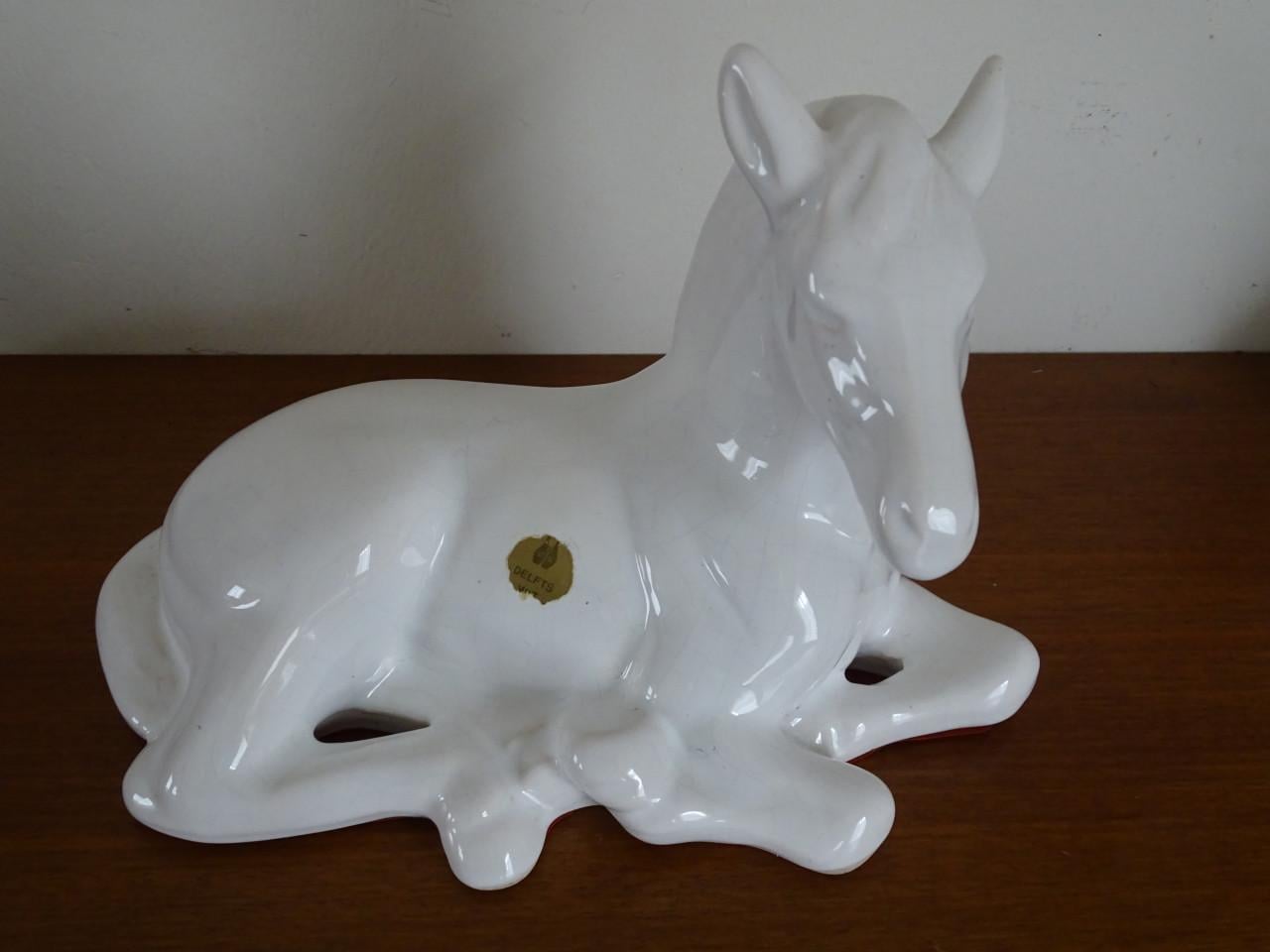 Vintage Delfts Wit plateel Beeld Liggend Paard keramiek