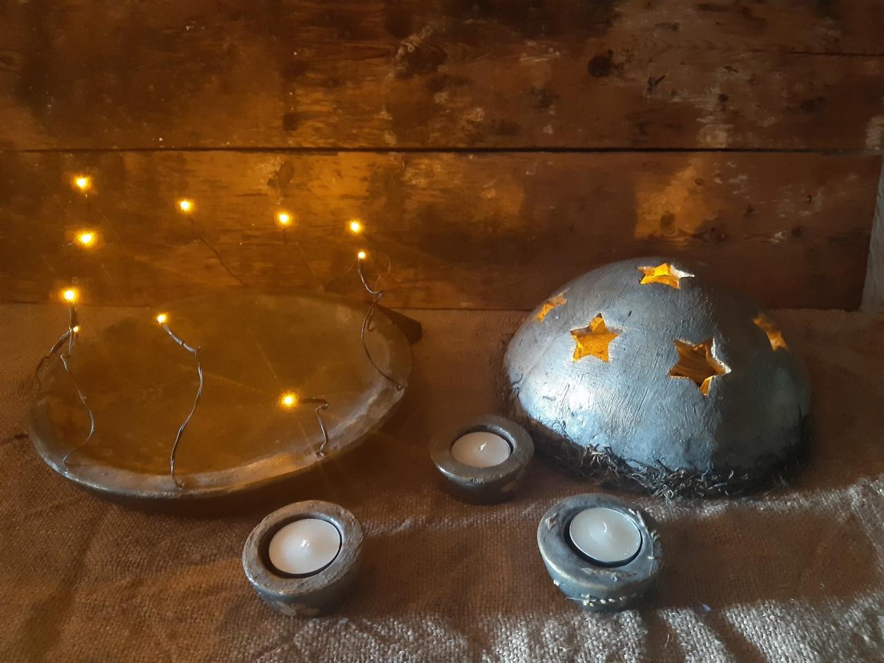 Partij betonnen schalen, bollen en kaarsstandaards, veel in kerstsfeer