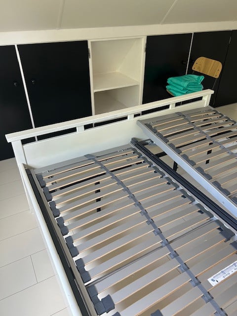 2 persoon bed compleet met matrassen, lattenbodems en nachtkastjes