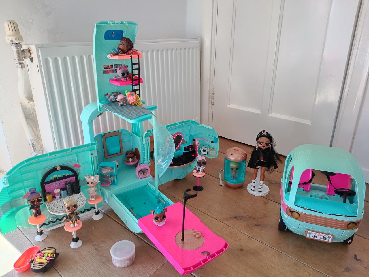 L.o.l. surprise camper met veel extra poppetjes
