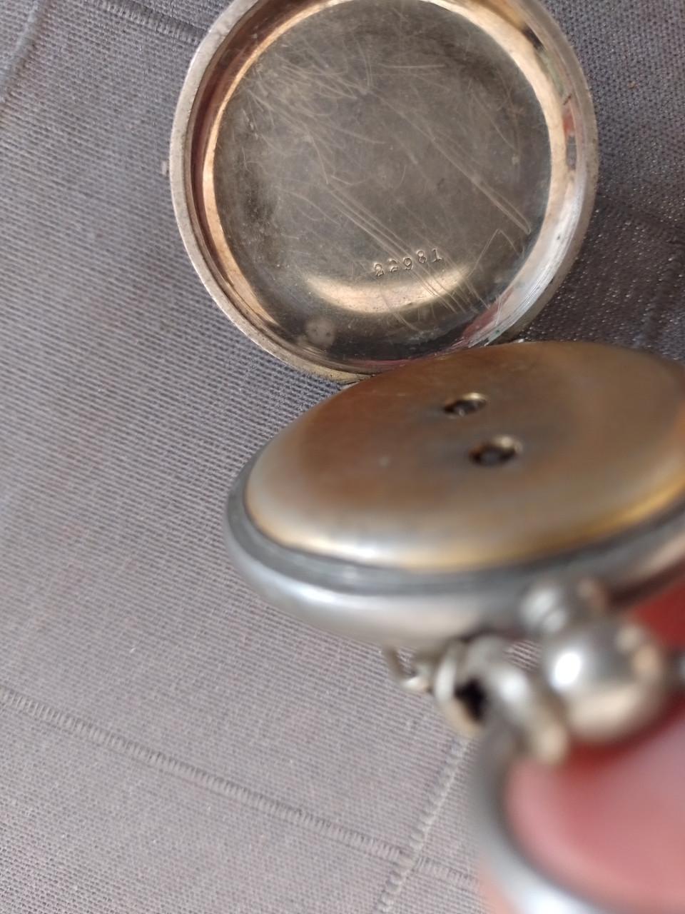 Oude goed werkende zakhorloge met sleutel