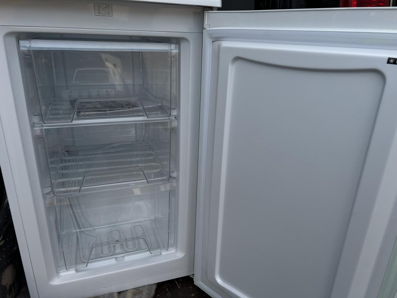 Set Nieuwe tafelmodel/camping Vrieskast en koelkast klasse A+++ 85x50 cm.