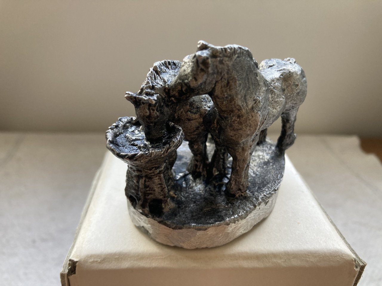 Gegoten aluminium beeldjes van paarden