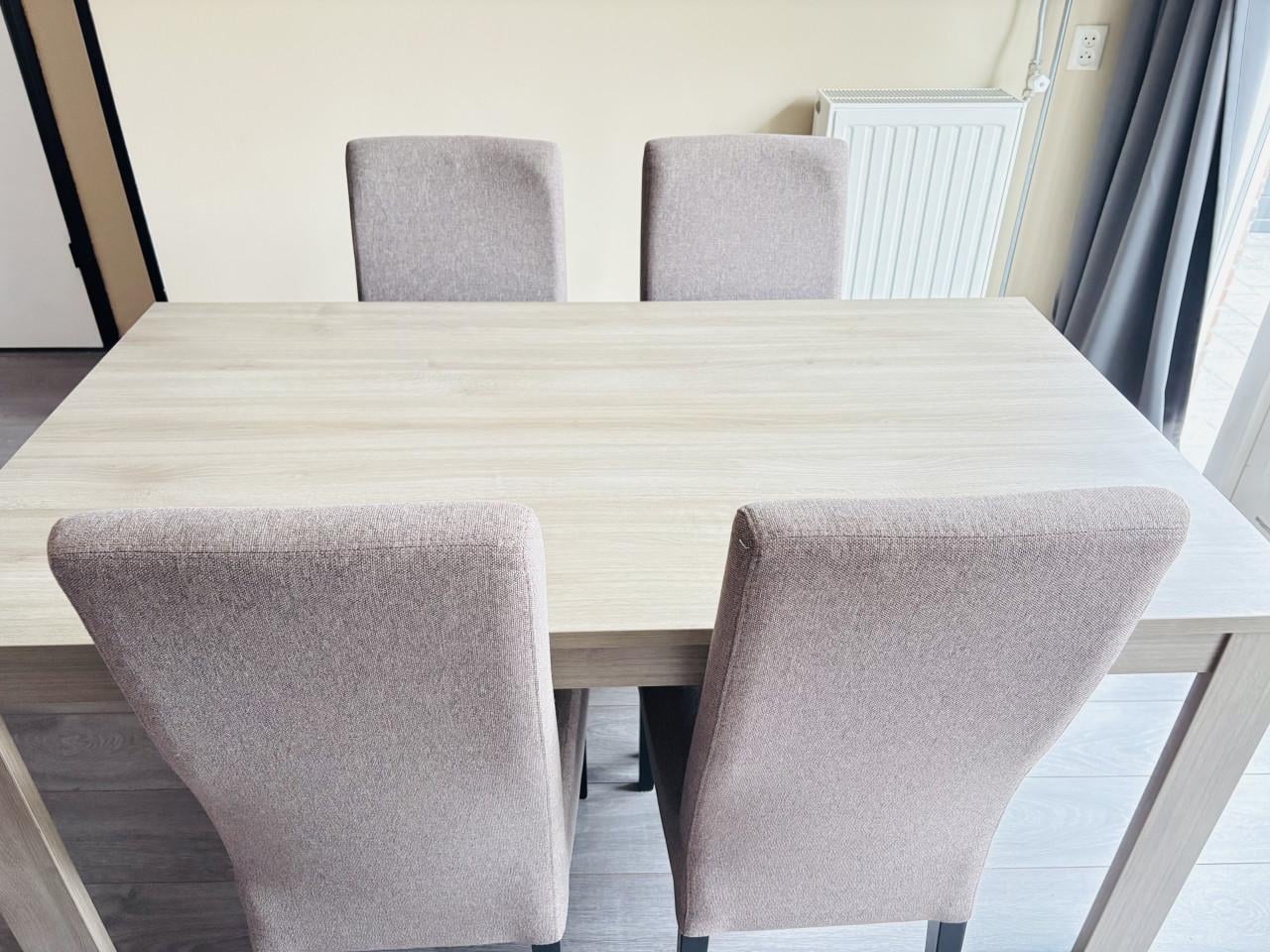 Tafel met 4 stoelen