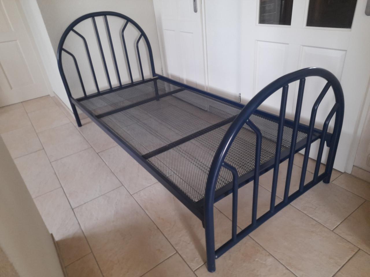 Metalen 1 persoons bed ( in goede staat )