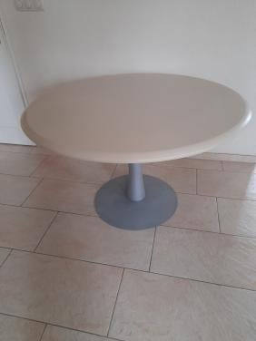 Stevige ronde tafel 120 x 72H (in goede nette staat )