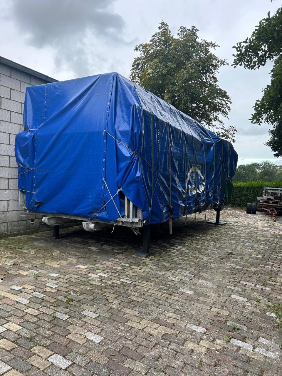 Groot afdekzeil gereserveerd!