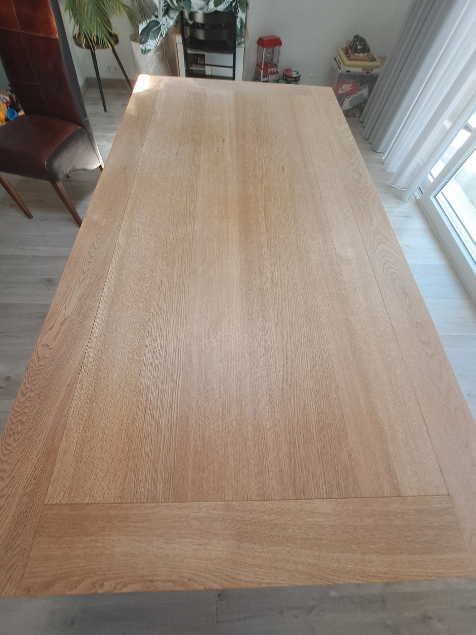 Eettafel evt met 6 leren stoelen