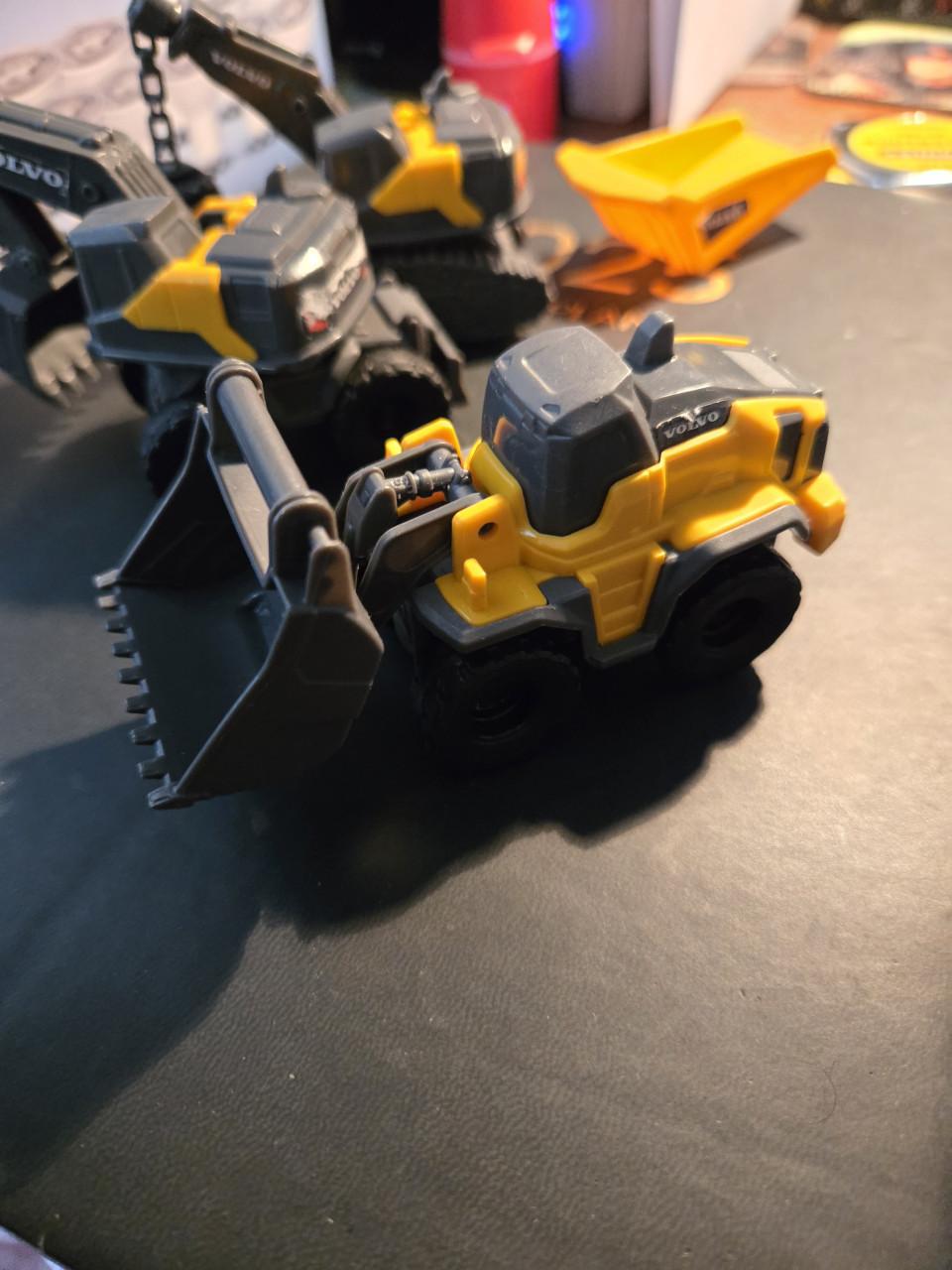 5 speelgoedvoertuigen van de Dickie Toys Volvo Micro Workers set.