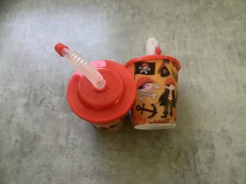 Twee Piratenbekers met rietje