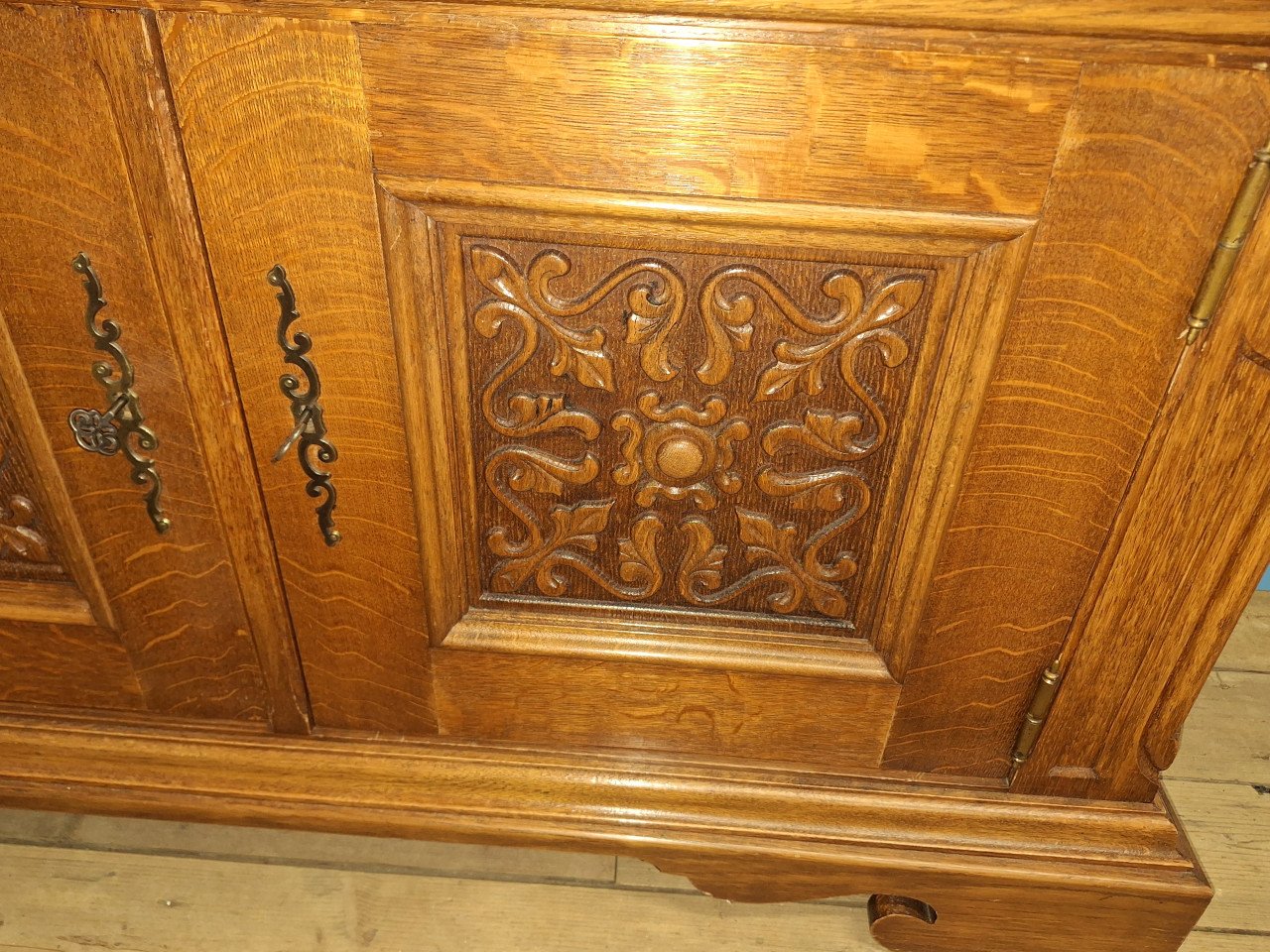 Unieke Houten Kast – Sierlijk, Stevig en Vol Karakter!