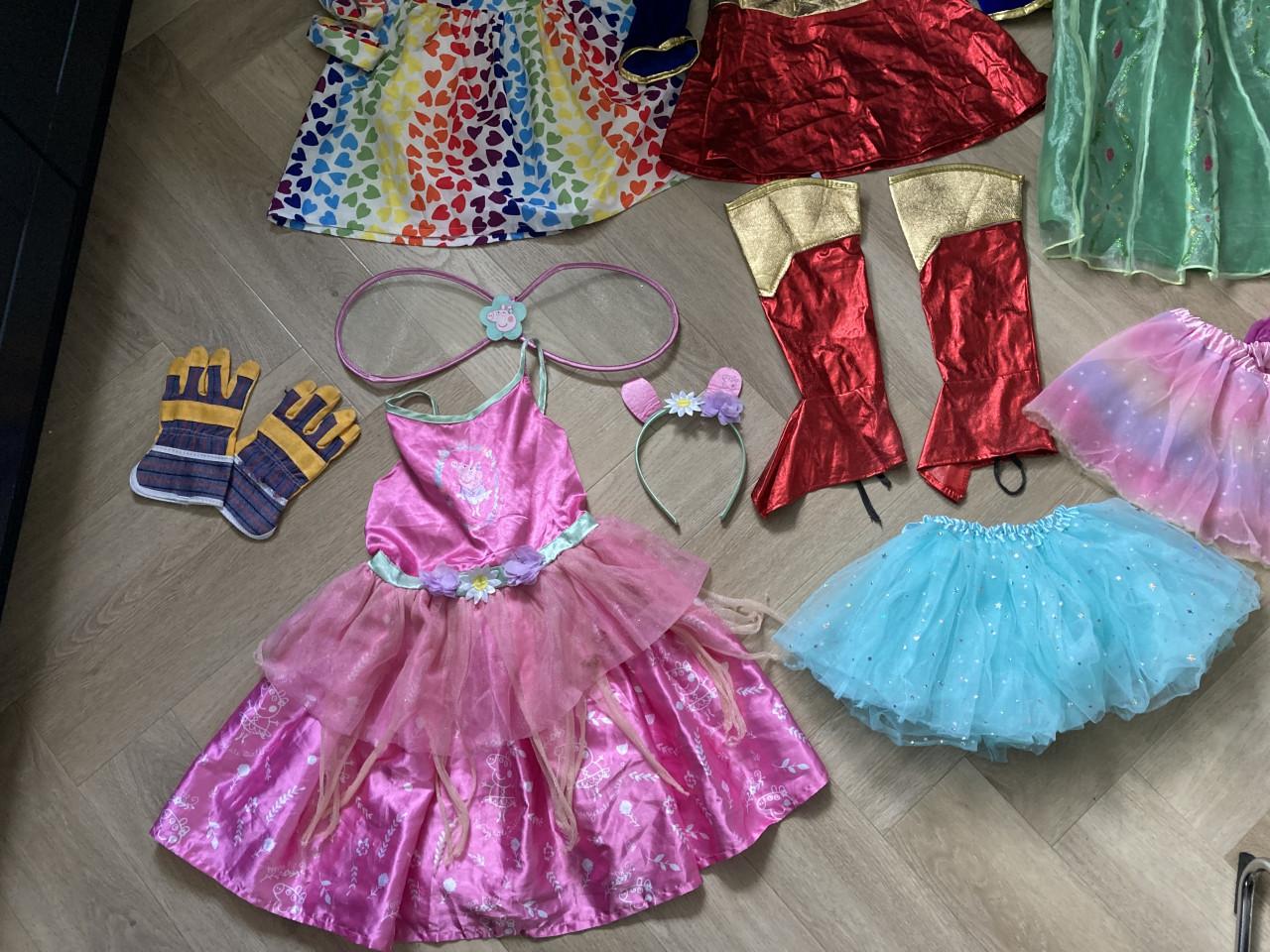 Partij verkleed kleren jurkjes en pakjes