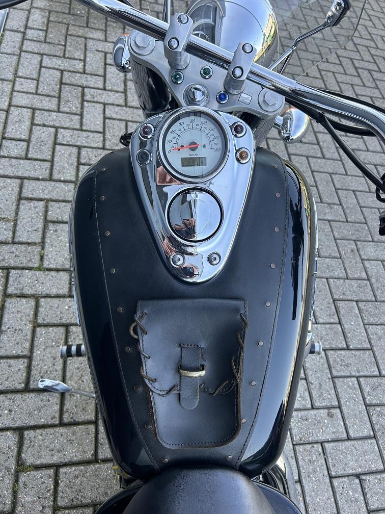 **VERKOCHT** Honda VT750C2, 1999, 32 dkm, lederen koffers, sissybar €3500,-