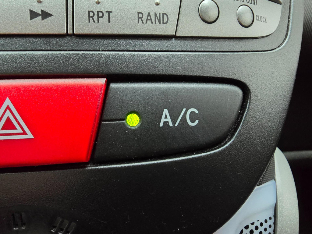 Peugeot 107 occasion 1.0 active leuke kleur met airco en sportvelgen | radi