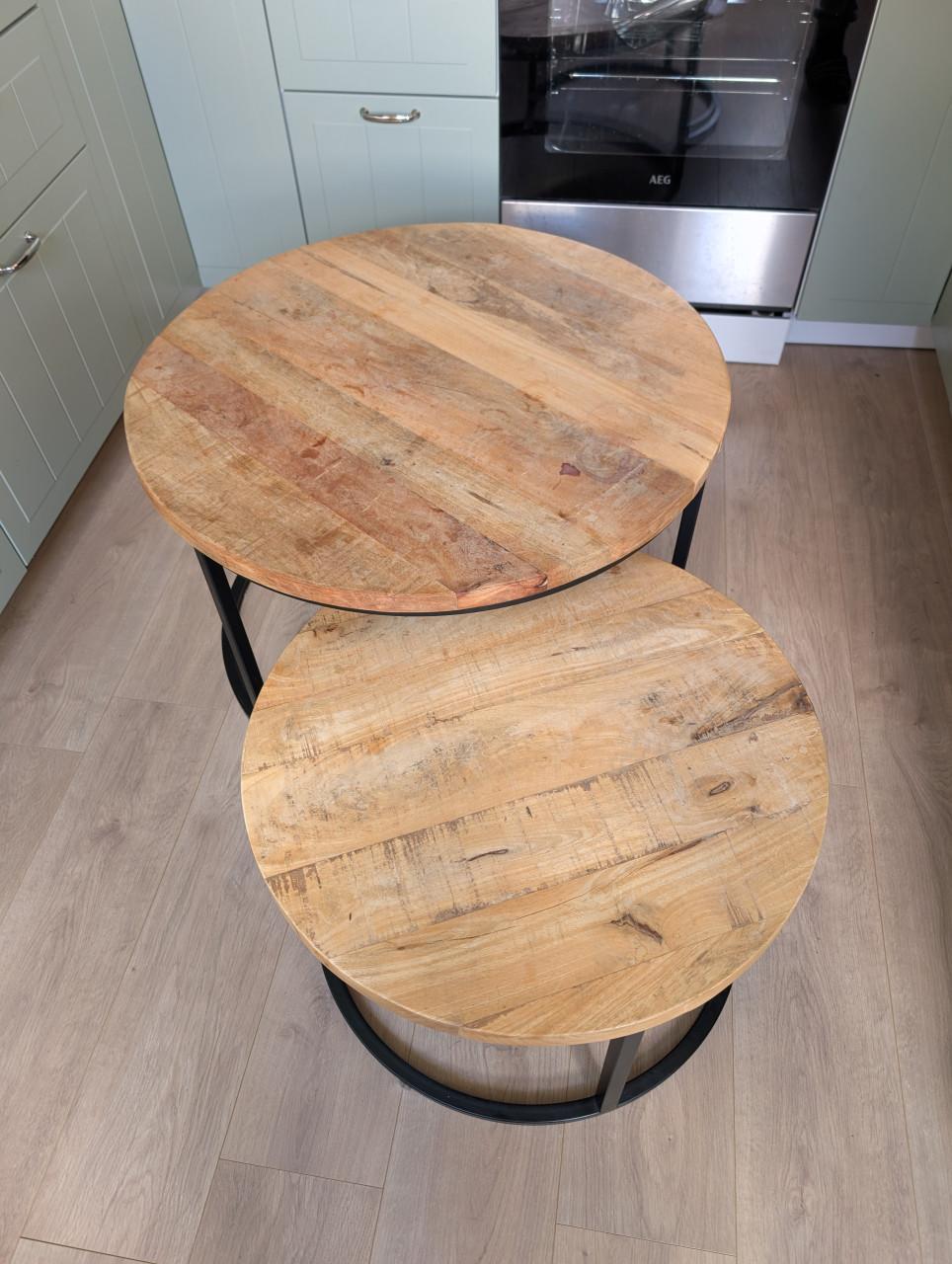 Twee houten salontafels met zwarte details