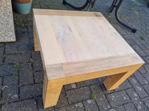 1 x Salontafel eiken 60 x 60 cm...& 1 x donker hout Salontafel exotisch