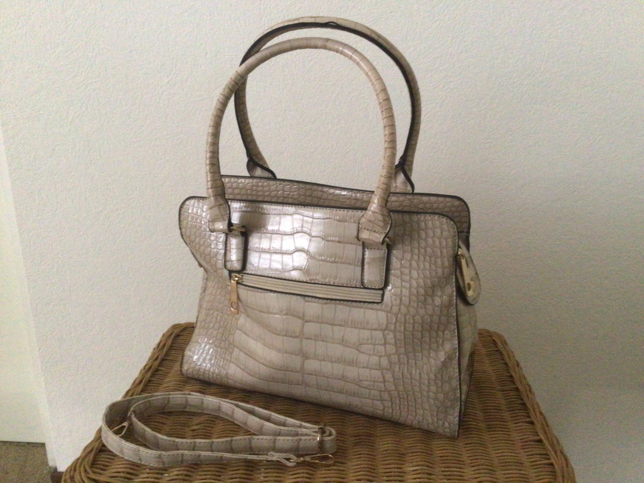 Dames hand/schoudertas, prijs 4 euro
