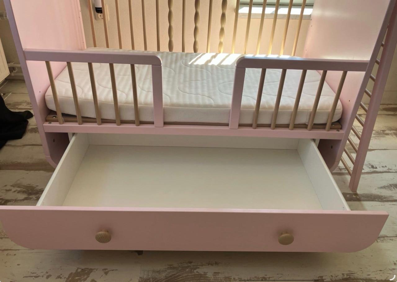 Roze babybedje met lade