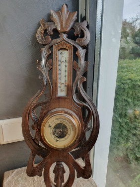 Mooie grote antieke weerstation, leuk houtsnijwerk, goede staat