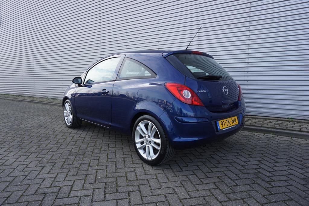 Opel Corsa 1.4-16v cosmo airco / elektr. ramen / lm velgen / nap