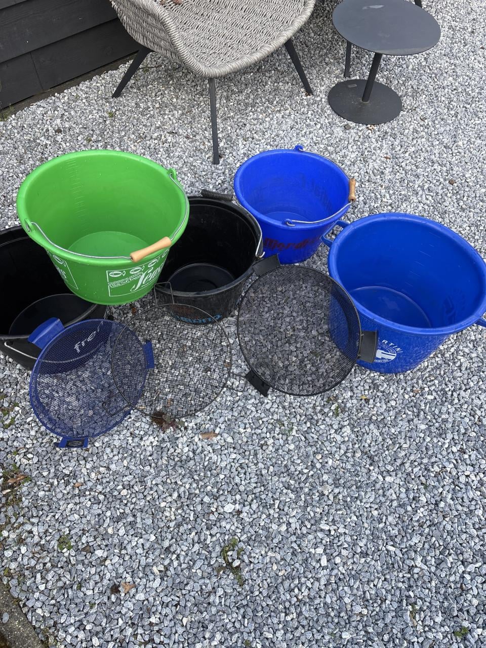 5 Voer emmers en 3 x zeef gebruikt maar goed