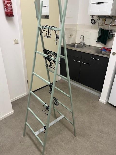 Kasten,  kledingrekken, balie, houten kratten te koop voor kleine prijsjes!