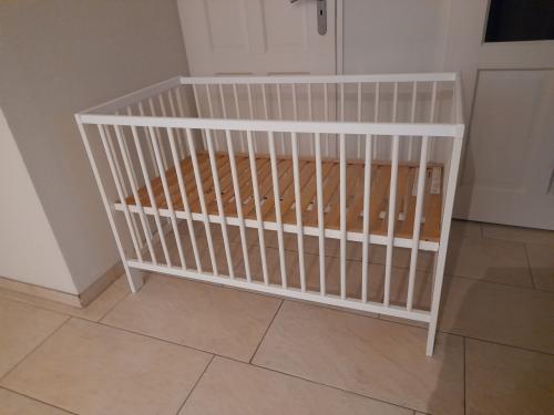 Wit ledikantje (in hoogte verstelbaar ) in goede staat !