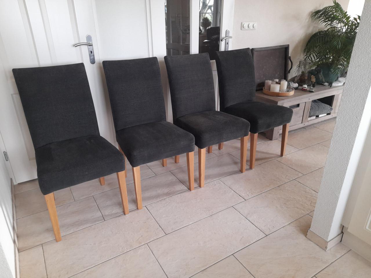 4 Prima Stoelen ( in goede nette staat )