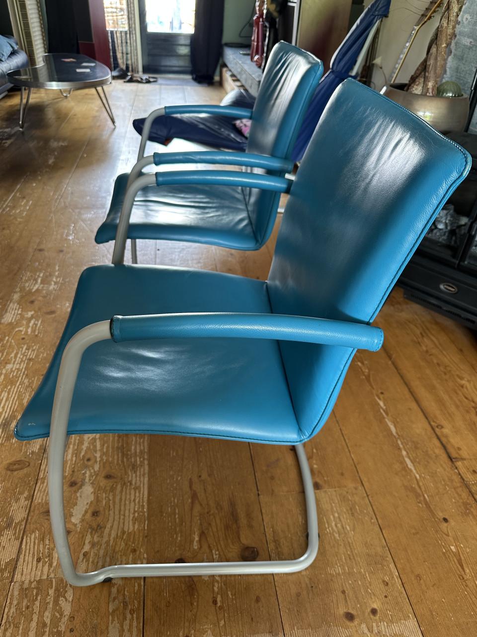 2 eetkamer stoelen van Leolux