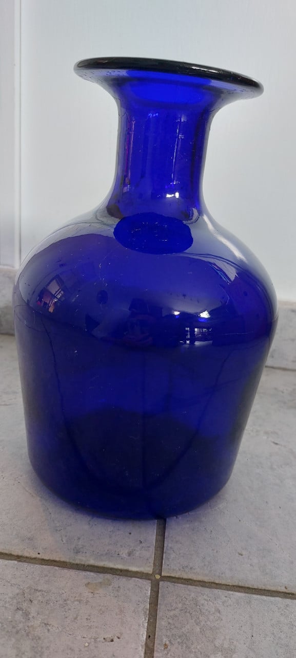 Decoratie  kobaltblauwe glazen vaas en twee potjes