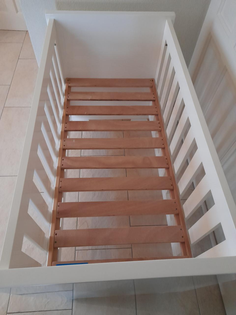 Prachtig wit stevig ledikantje (in goede nette staat ) TWF