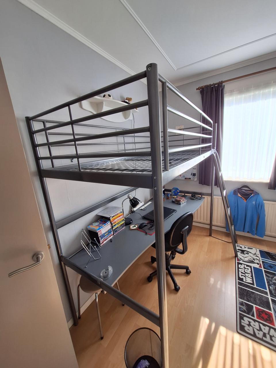 Ruime hoogslaper met bureau 90x200cm, grijs gecoat € 80,-